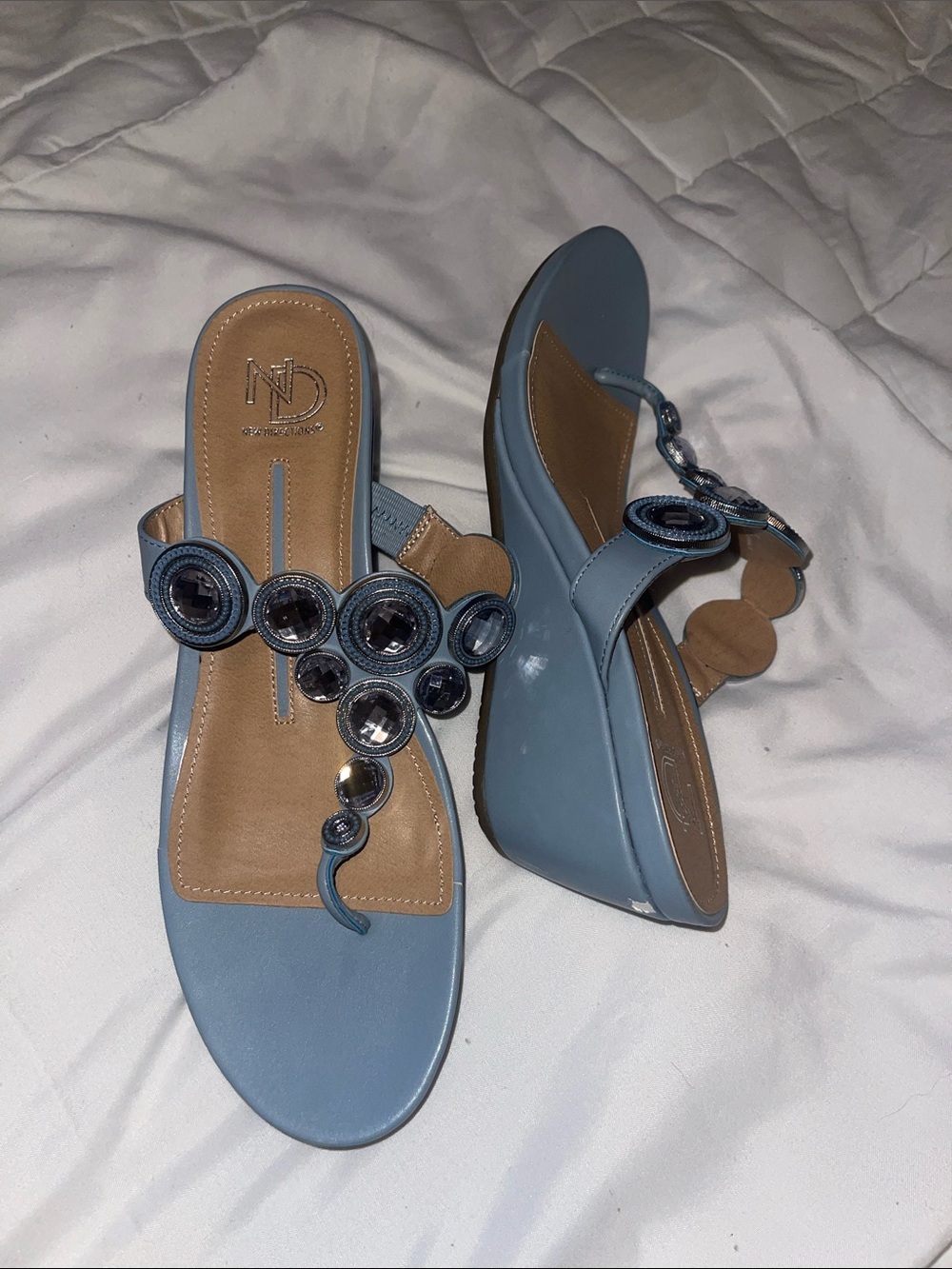 new directions Blue Jeweled Thong Sandal size 8 1/2 ***small chip back